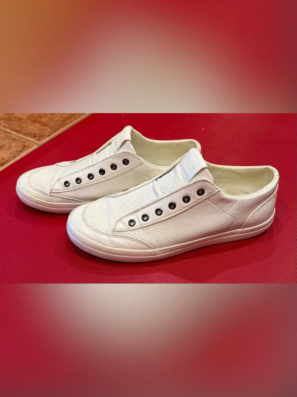 GUESS Men's Shoes Slip-On Low-Top Sneakers Men's size 11 leather White Leather